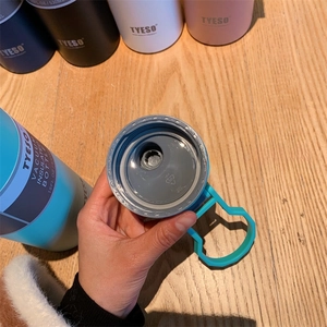 Detail view of the 530ml stainless steel bottle lid with built-in sealing ring and handle