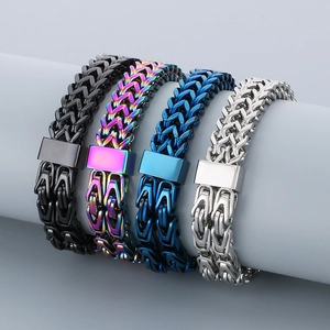 Dettaglio di quattro catene a maglie in acciaio in nero, blu, argento e colori arcobaleno