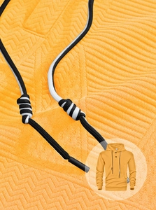 Détail du sweat à capuche jaune avec maille à chevrons et cordons de serrage rayés noir et blanc