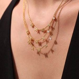 Collier MAMA doré à plusieurs rangs avec pendentifs coeur en zircon sur modèle