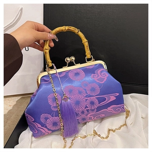 Detail der blau-violetten Stickerei-Handtasche mit Bambusgriff und lila Quaste