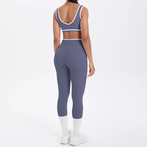 Detailansicht des Criss-Cross-Rückens und der Kontrastpaspeln am grauen Yoga-Set