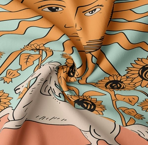 Detail eines böhmischen Wandteppichs mit Sonnenmotiv und weicher Stoffstruktur