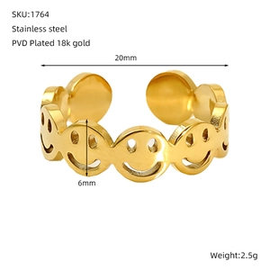 Détail d'une bague en acier inoxydable plaqué or 18 carats avec motifs smiley ajourés
