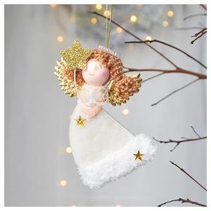 Dettaglio di angelo in peluche con ali di paillettes dorate e pizzo appeso a un ramo decorato