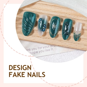 Faux ongles faits main œil de chat vert foncé avec gemmes 3D et détails dorés