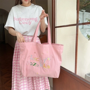 Détail du sac cabas en toile rose avec broderie Lucky Suzakka colorée et étoiles