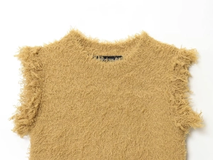 Détail du gilet en maille peluche jaune gingembre avec texture en fausse fourrure