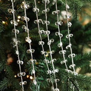 Guirlandes de perles en cristal acrylique suspendues sur un sapin de Noël illuminé