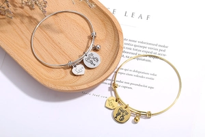 Detailansicht verstellbarer Edelstahlarmbänder mit Herzanhänger in Gold und Silber