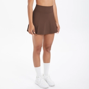 Dettaglio della gonna pantalone sportiva marrone a vita alta con spacco e fodera