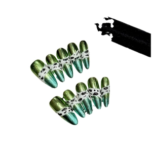Faux ongles métalliques vert émeraude avec pointes longues et motif style serpent