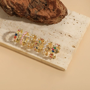 Détails des bagues dorées 14 carats serties de zircons marquise multicolores