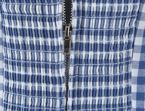 Detailaufnahme des Metallreißverschlusses und des blau-weißen Karo-Smockingstoffs