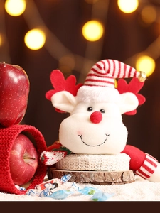 Detail von Plüsch Weihnachtsrentier Spielzeug mit festlichem Schal und goldener Glocke