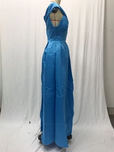 Detail eines himmelblauen Satin-Maxikleids mit hoher Taille und plissierter Rockstruktur