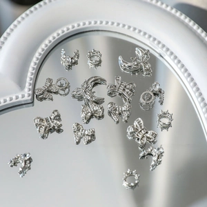 Bijoux d'ongles en alliage argenté avec zircon papillon, lune et couronne sur miroir