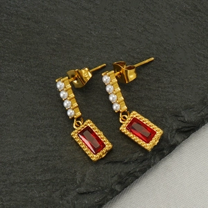 Boucles d'oreilles dorées avec quatre perles blanches et un cristal rouge rectangulaire