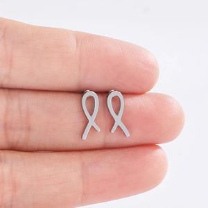 Détail des boucles d'oreilles en acier inoxydable argenté en forme de foulard noué