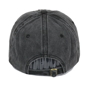 Dettaglio cappello baseball in denim lavato con fibbia in metallo e trama vintage