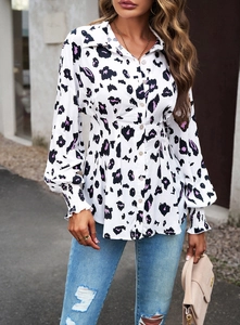 Détail des manches bouffantes et de l'imprimé léopard sur la chemise boutonnée femme