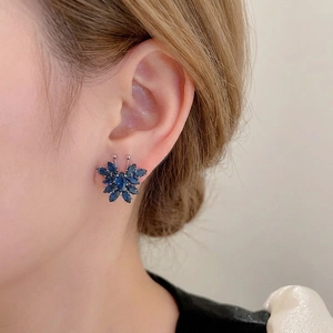 Eleganti orecchini a farfalla in argento con cristalli di zircone blu intenso