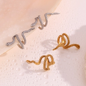 Gros plan de boucles d'oreilles serpent en or 18 carats et argent aux textures réalistes