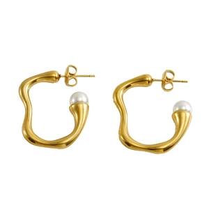 Boucles d'oreilles créoles irrégulières en acier doré 18k avec détails de perles blanches