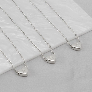 Colliers en acier inoxydable avec pendentifs en forme de cœur gravés A, B et C