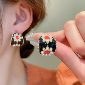 Boucles d'oreilles vintage en forme de C avec perles et émail rouge doré