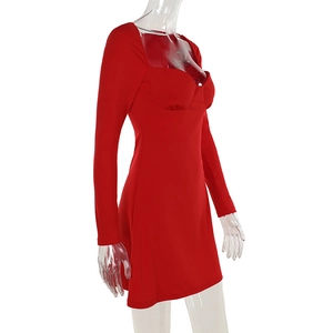 Détail de mini-robe rouge à manches longues avec décolleté carré et bonnets en forme de cœur