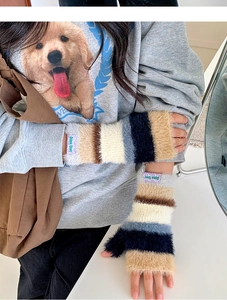 Détail de gants sans doigts en peluche arc-en-ciel avec matière tricotée douce