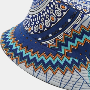 Dettaglio ravvicinato delle stampe floreali boho e delle cuciture rinforzate su un cappello sole