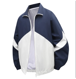 Detail van ademende mesh-voering en elastische manchetten op het blauw-witte jack