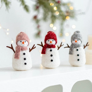 Lot de trois bonhommes de neige en feutrine faits main avec bonnets pour décor de Noël