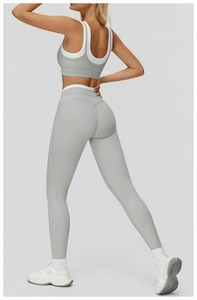 Detail der hellgrauen High-Waist Yoga-Leggings mit strukturiertem Stoff für Fitness