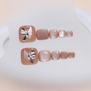 Uñas postizas de pies rosa nude ojo de gato con mariposa plateada y pedrería
