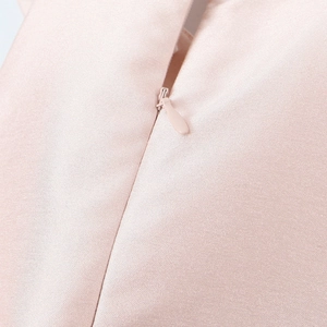 Robe licou rose en satin avec fermeture éclair invisible et texture soyeuse élégante