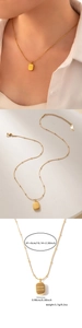 Détail en trois parties d'un collier doré à billes avec pendentif rectangle et dimensions