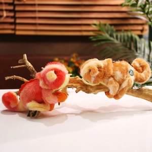 Lot de peluches caméléon mignonnes rouge et marron sur une branche d'arbre décorative
