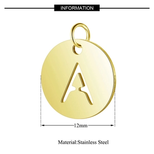 Pendentif doré rond 12mm en acier inoxydable avec lettre A évidée élégante