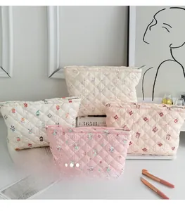 Collection de trousses à maquillage matelassées aux motifs floraux et pastel