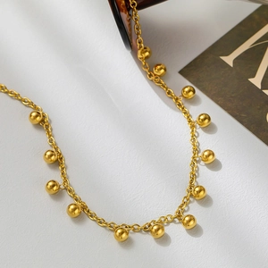 Collier double couche en acier titane avec perles dorées polies et chaîne O minimaliste