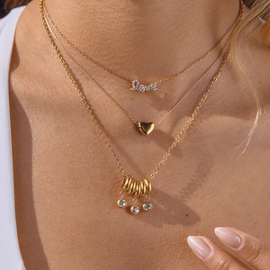 Ensemble de colliers superposés en acier inoxydable doré 18 carats avec pendentifs