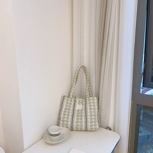 Détail du sac cabas matelassé en coton avec motif floral vintage bleu et blanc