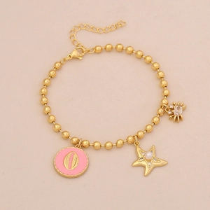 Detailansicht eines 18K vergoldeten Perlenarmbands mit rosa Muschel und Seestern Anhängern
