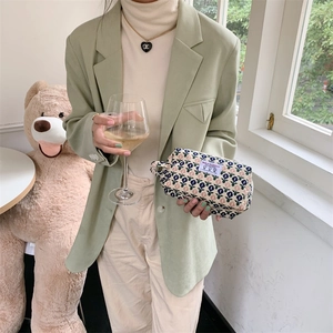 Détail d'une trousse de maquillage en velours côtelé à fleurs avec étiquette