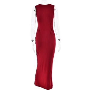 Gros plan de l'élégante robe longue rouge sans manches avec décolleté carré chic