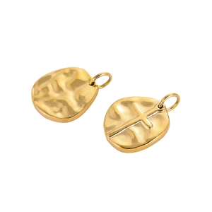 Dettaglio di ciondoli a croce placcati oro 14K con texture martellata e motivo a raggiera