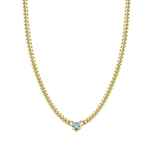 Goldene Gliederkette mit hellblauem herzförmigem Edelstein auf weißem Hintergrund